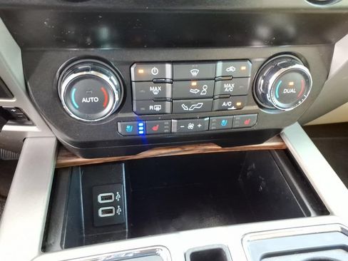 Used 2020 Ford F150 Lariat w/ Max Trailer Tow Package RWD image 29