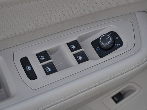 Certified 2024 Volkswagen Atlas SEL Premium R-Line image 19