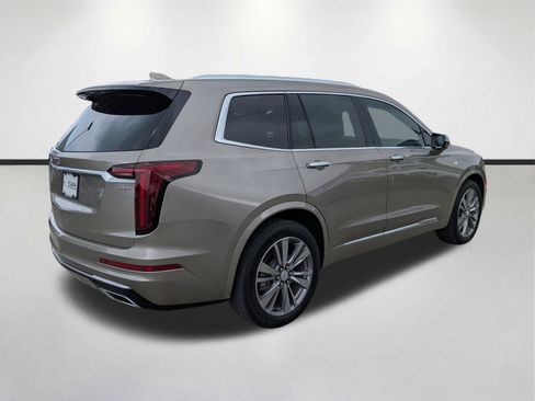 Used 2022 Cadillac XT6 Premium Luxury w/ Technology Package FWD image 4