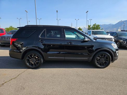 Used 2017 Ford Explorer XLT w/ Equipment Group 202A AWD/4WD image 2