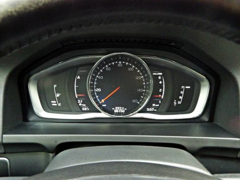 Used 2017 Volvo S60 T5 Inscription image 15