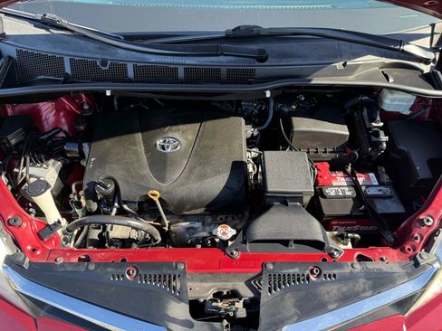 Used 2018 Toyota Sienna LE image 48