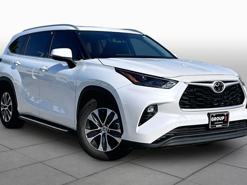 Used 2022 Toyota Highlander XLE FWD image 3