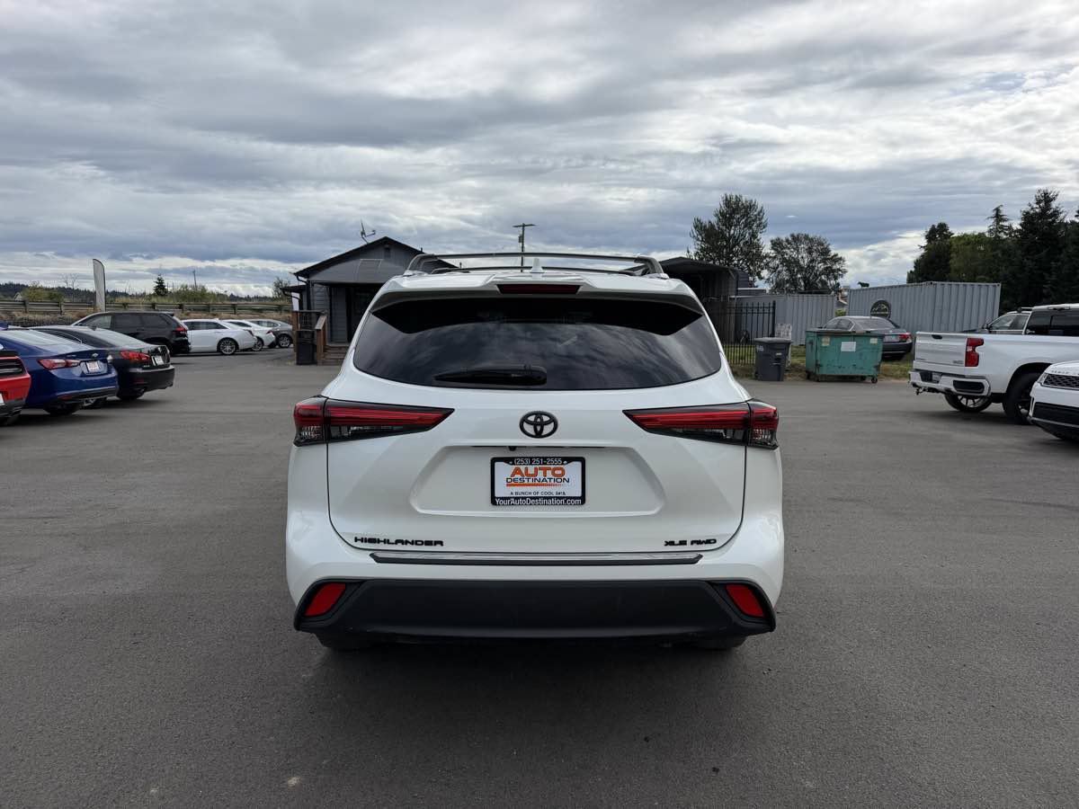 Used 2020 Toyota Highlander XLE AWD/4WD image 7