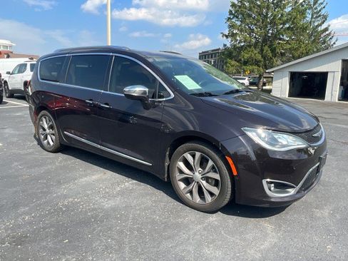 Used 2019 Chrysler Pacifica Limited w/ Tire & Wheel Group FWD image 12