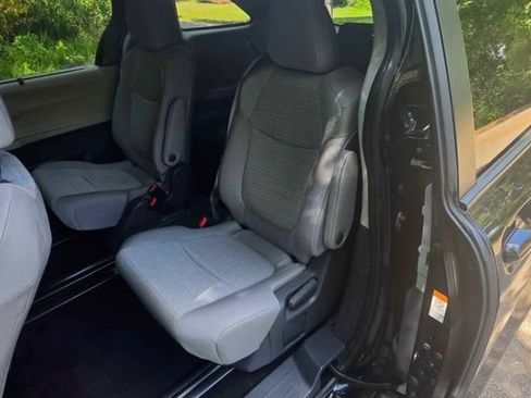 Used 2021 Toyota Sienna LE AWD/4WD image 3