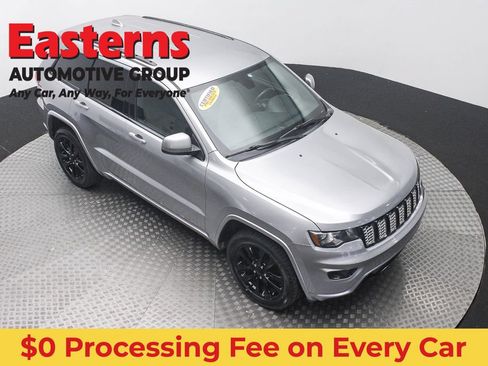 Used 2017 Jeep Grand Cherokee Laredo AWD/4WD image 3