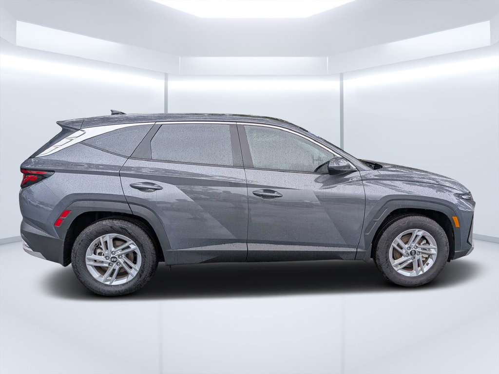 Used 2026 Hyundai Tucson SE FWD image 2