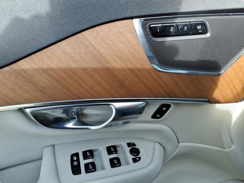 Used 2022 Volvo XC90 T6 Momentum w/ Climate Package AWD/4WD image 16