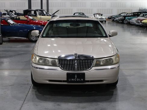 Used 1999 Lincoln Town Car Cartier RWD image 19
