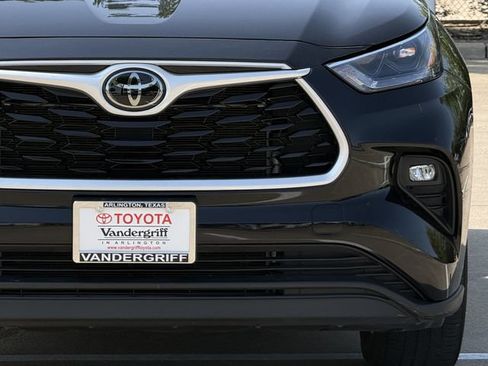 Used 2023 Toyota Highlander LE AWD/4WD image 9