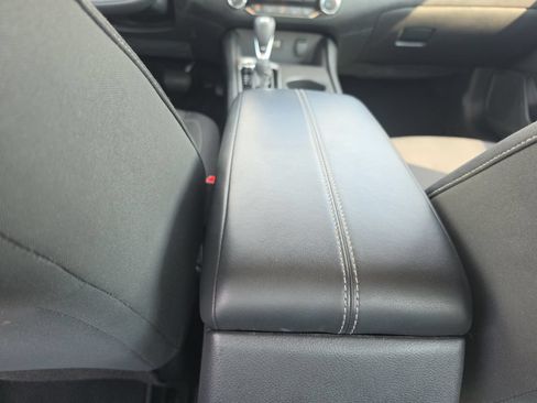 Used 2025 Nissan Altima 2.5 SV FWD image 12