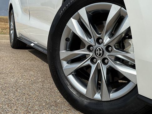 Certified 2023 Toyota Sienna Limited FWD image 19