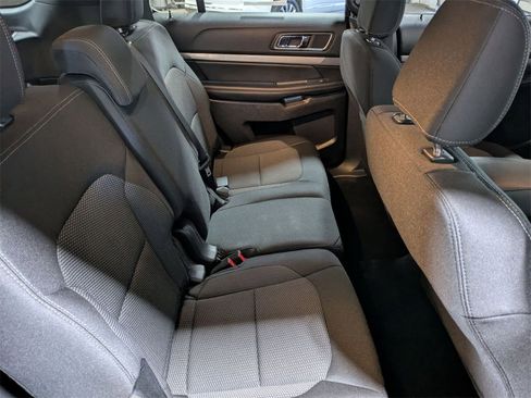 Used 2018 Ford Explorer XLT image 27