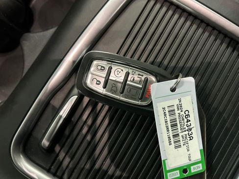 Used 2024 Chrysler Pacifica Touring-L image 22