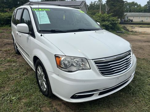Used 2016 Chrysler Town & Country Touring FWD image 3