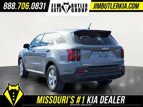 Used 2023 Kia Sorento LX image 4