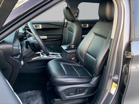 Used 2021 Ford Explorer XLT w/ Equipment Group 202A RWD image 8