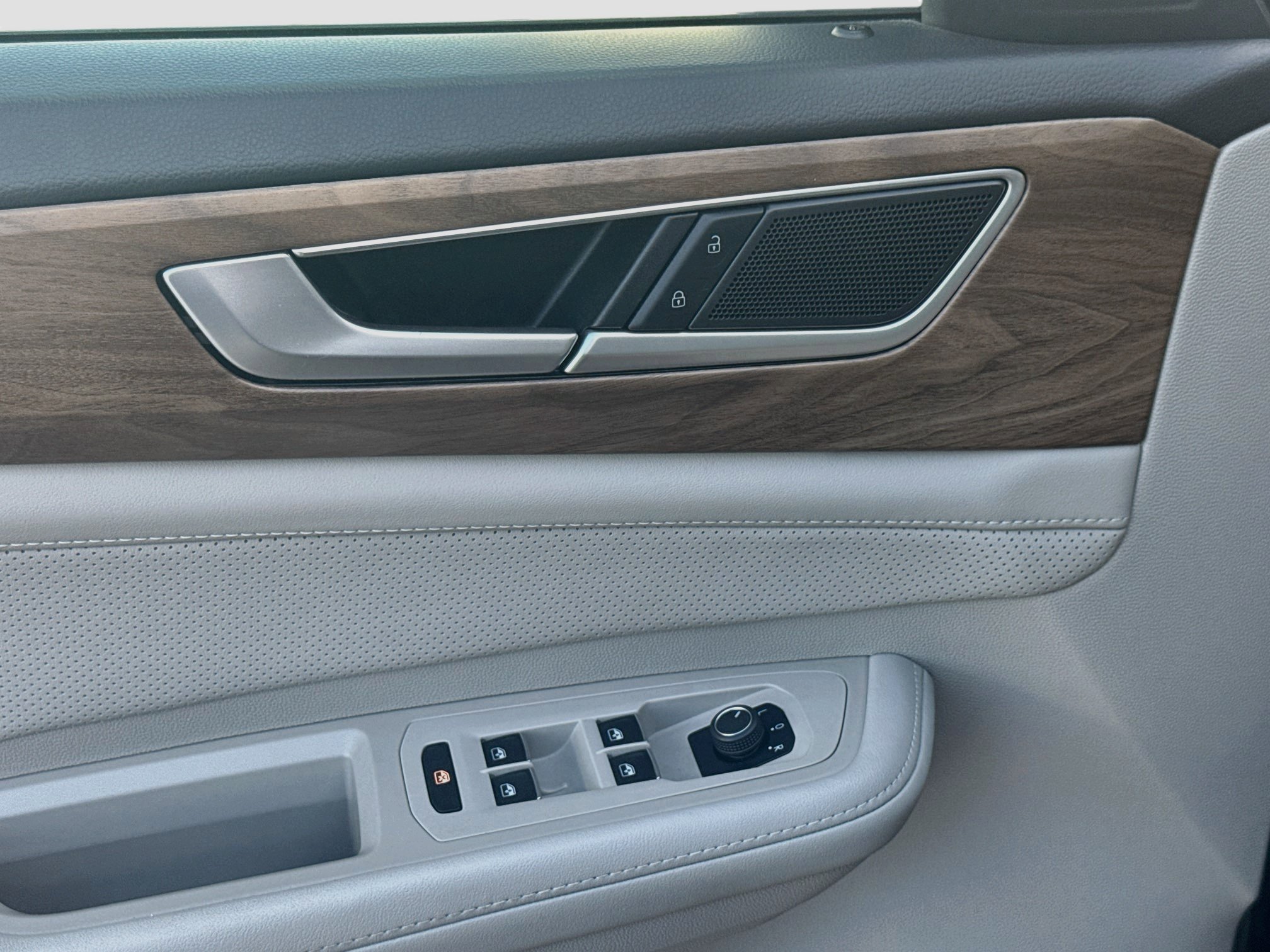 Certified 2024 Volkswagen Atlas SE FWD image 16