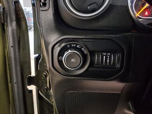 Used 2022 Jeep Wrangler Unlimited Sahara AWD/4WD image 18