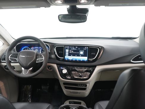 Used 2024 Chrysler Pacifica Touring-L image 14