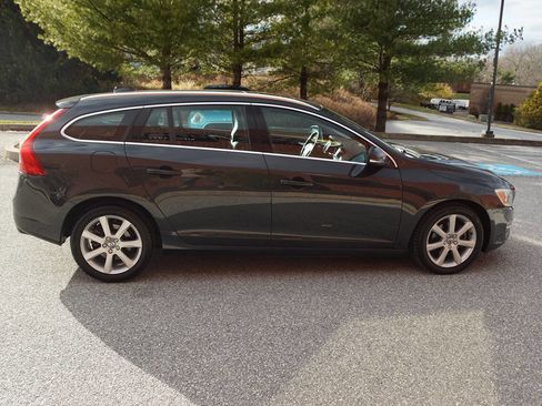 Used 2016 Volvo V60 T5 Premier w/ Convenience Package image 11