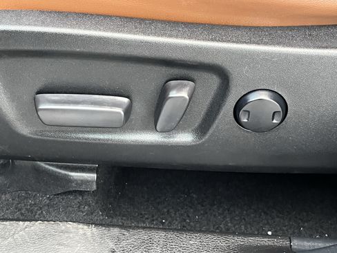 Used 2019 Toyota Highlander Limited FWD image 28