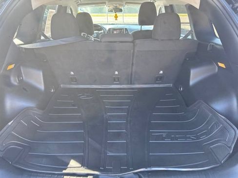 Used 2019 Jeep Cherokee Latitude w/ Cold Weather Group AWD/4WD image 10