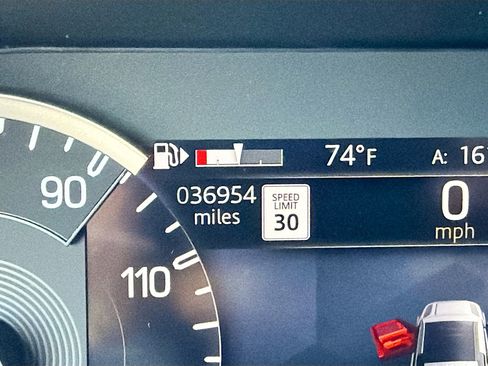 Used 2023 Land Rover Defender 130 X-Dynamic SE image 43