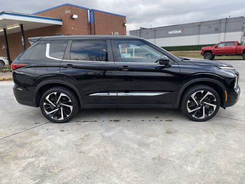 Used 2022 Mitsubishi Outlander SE image 2