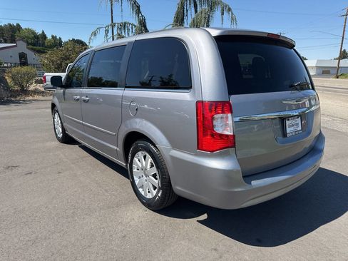 Used 2016 Chrysler Town & Country LX image 5
