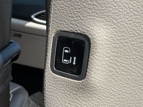 Used 2023 Chrysler Pacifica Touring-L FWD image 7