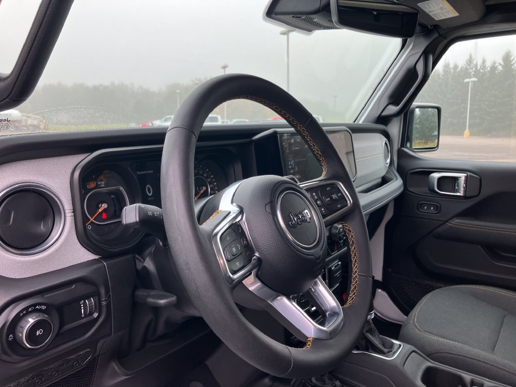 Used 2024 Jeep Wrangler Unlimited Sahara w/ Technology Group AWD/4WD image 16