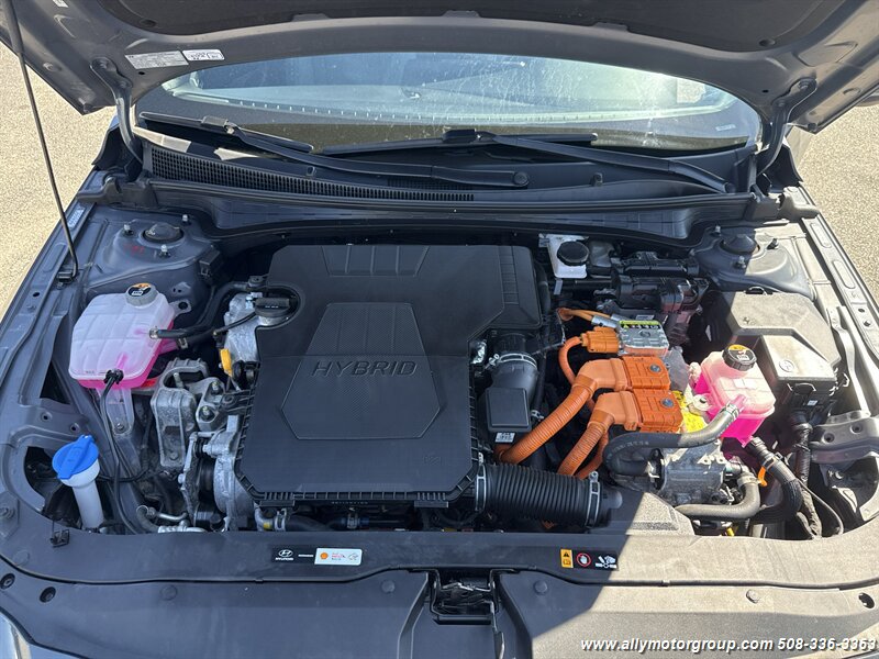 Used 2024 Hyundai Elantra Limited FWD image 14