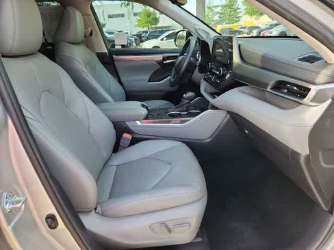 Used 2023 Toyota Highlander Limited FWD image 20