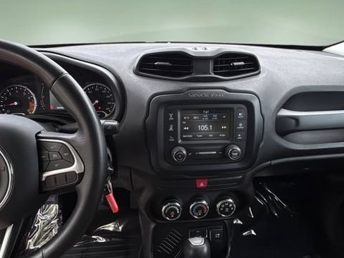 Used 2015 Jeep Renegade Latitude FWD image 10
