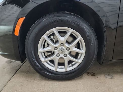 Used 2024 Chrysler Pacifica Touring-L image 16