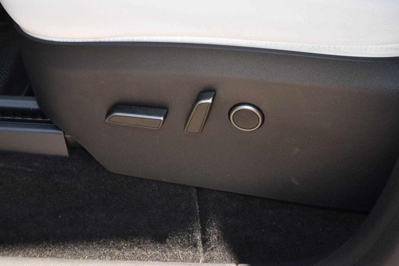 Used 2025 Tesla Model Y Long Range AWD/4WD image 31