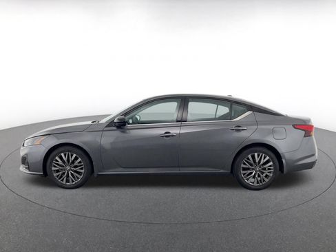 Used 2025 Nissan Altima 2.5 SV FWD image 3