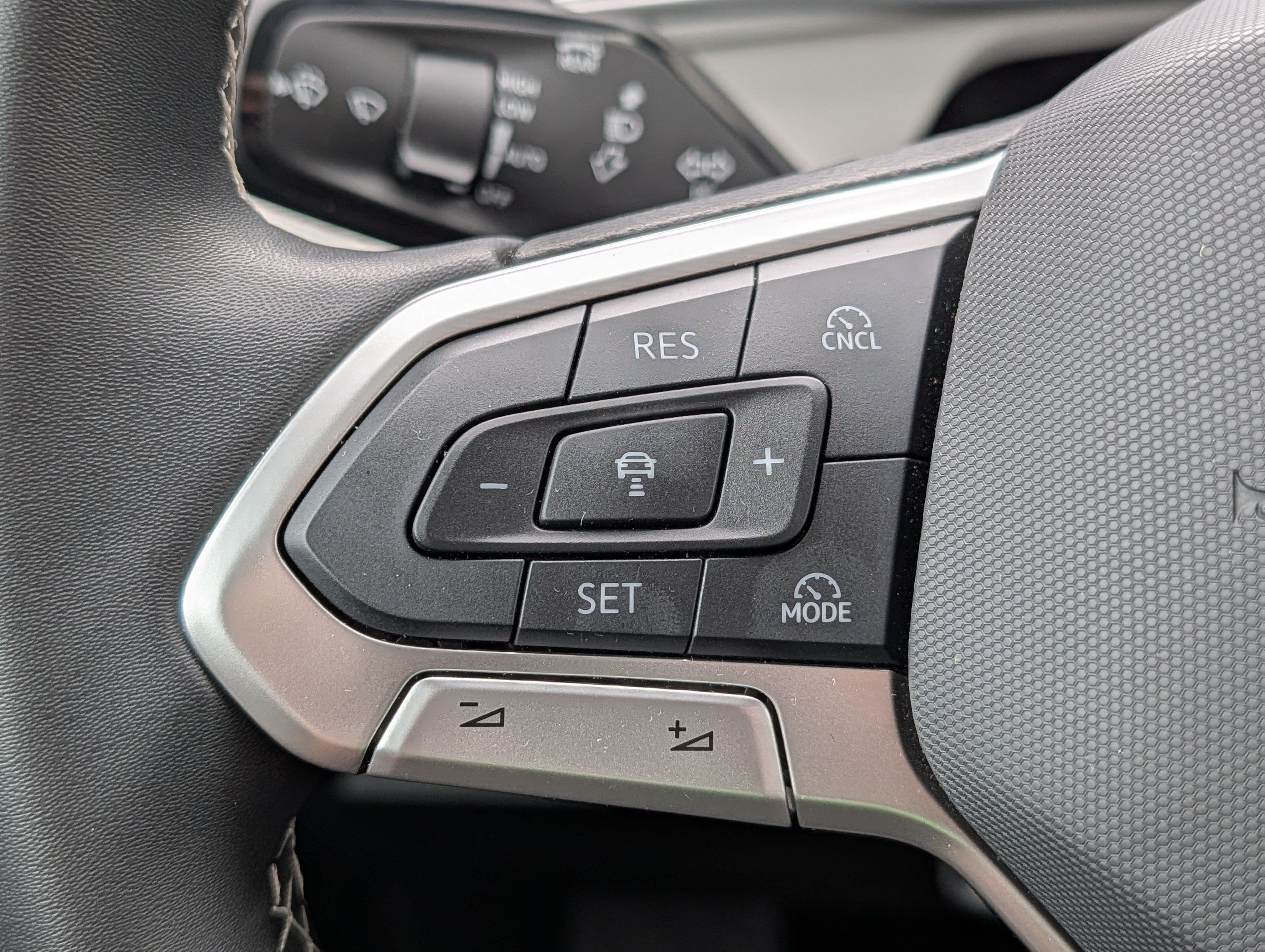 Certified 2025 Volkswagen Tiguan SE AWD/4WD image 29