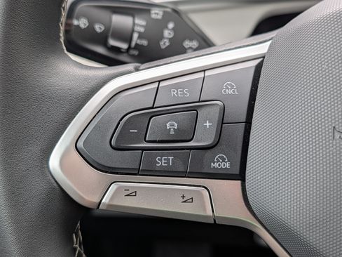 Certified 2025 Volkswagen Tiguan SE AWD/4WD image 29