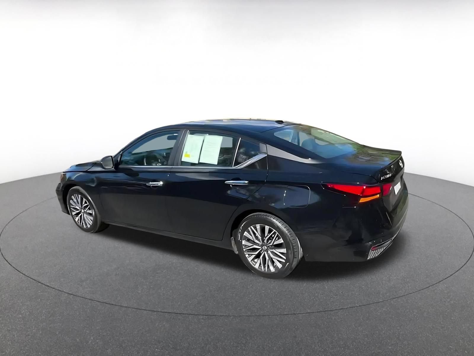 Used 2025 Nissan Altima 2.5 SV FWD image 9