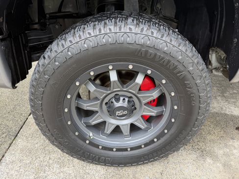 Used 2019 Nissan Titan SV w/ SV Convenience Package AWD/4WD image 11