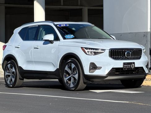 Certified 2025 Volvo XC40 B5 Plus image 7