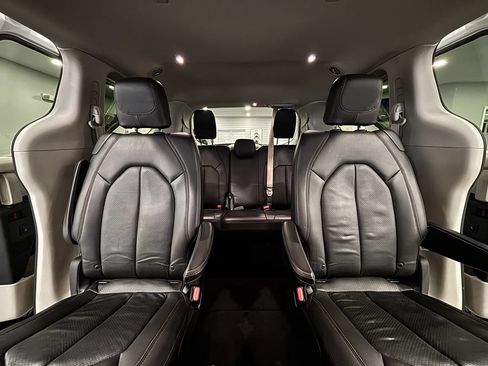 Used 2020 Chrysler Pacifica Touring-L Plus FWD image 24