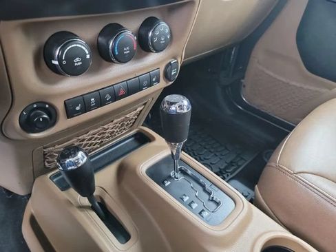 Used 2017 Jeep Wrangler Unlimited Rubicon w/ Connectivity Group AWD/4WD image 17