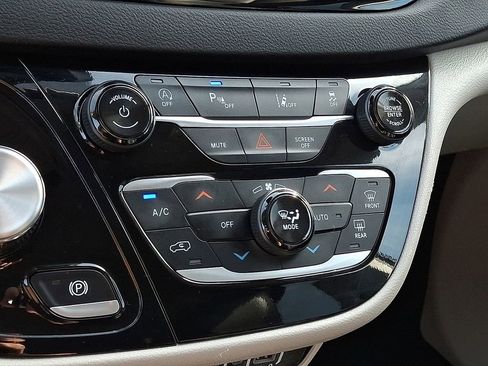 Used 2024 Chrysler Pacifica Touring-L image 18