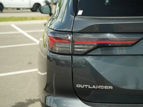 Used 2025 Mitsubishi Outlander SE FWD image 40