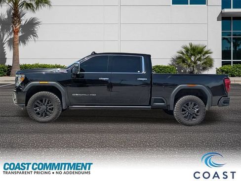 Used 2022 GMC Sierra 2500 Denali w/ Denali Black Diamond Edition AWD/4WD image 3