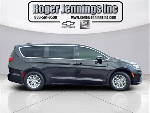 Used 2024 Chrysler Pacifica Touring-L image 5